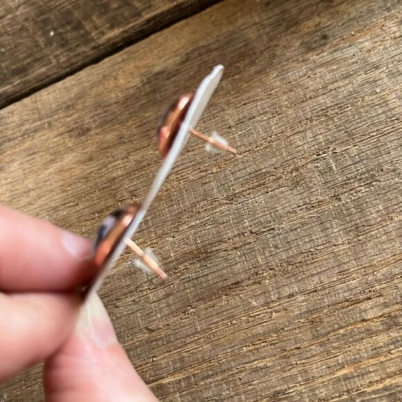 Cute NWT Chevron Pattern Earrings - Picture 5 of 5